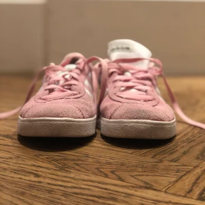 Adiddas skor, rosa - Adiddas skor, storlek 35. Inte så använda, i bra skick 