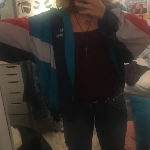 Adidas windbreaker - Intressekonflikt på min ascoola adidas windbreaker, den är rätt urtvättat och vid ena fickan är det ett litet hål (se bild 3) men annars i fint skick:)