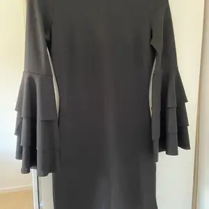 En mycket snygg elegant kort klänning från ginatricot. Endast använd 1 gång!! Bra skick. Storlek XS✨✨