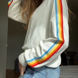 Bikbok tröja med Rainbow arm - Nästan aldrig använd tröja från bikbok, inga fläckar.  köparen står för frakt. Priset kan diskuteras i privat meddelande👍🏻💕💕