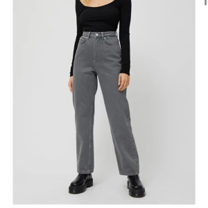 Weekday Rowe jeans färg standard grey!! - Säljer mina populära (och nästan helt slutsålda) Weekday jeans på grund av att de blivit försmå för mig! W24 L30, jag har vanligtvis 36 i byxor och dom funkar men sitter tajtare än jag vill ha dom, jag är 164 cm och har sprättat upp sömmen nere på benen så dom blir ca 2 cm längre och då är dom perfekt längd enligt mig (och får en mer distressed look)!! 250kr + 66kr frakt, högsta bud ligger på 300! (500kr nypris)