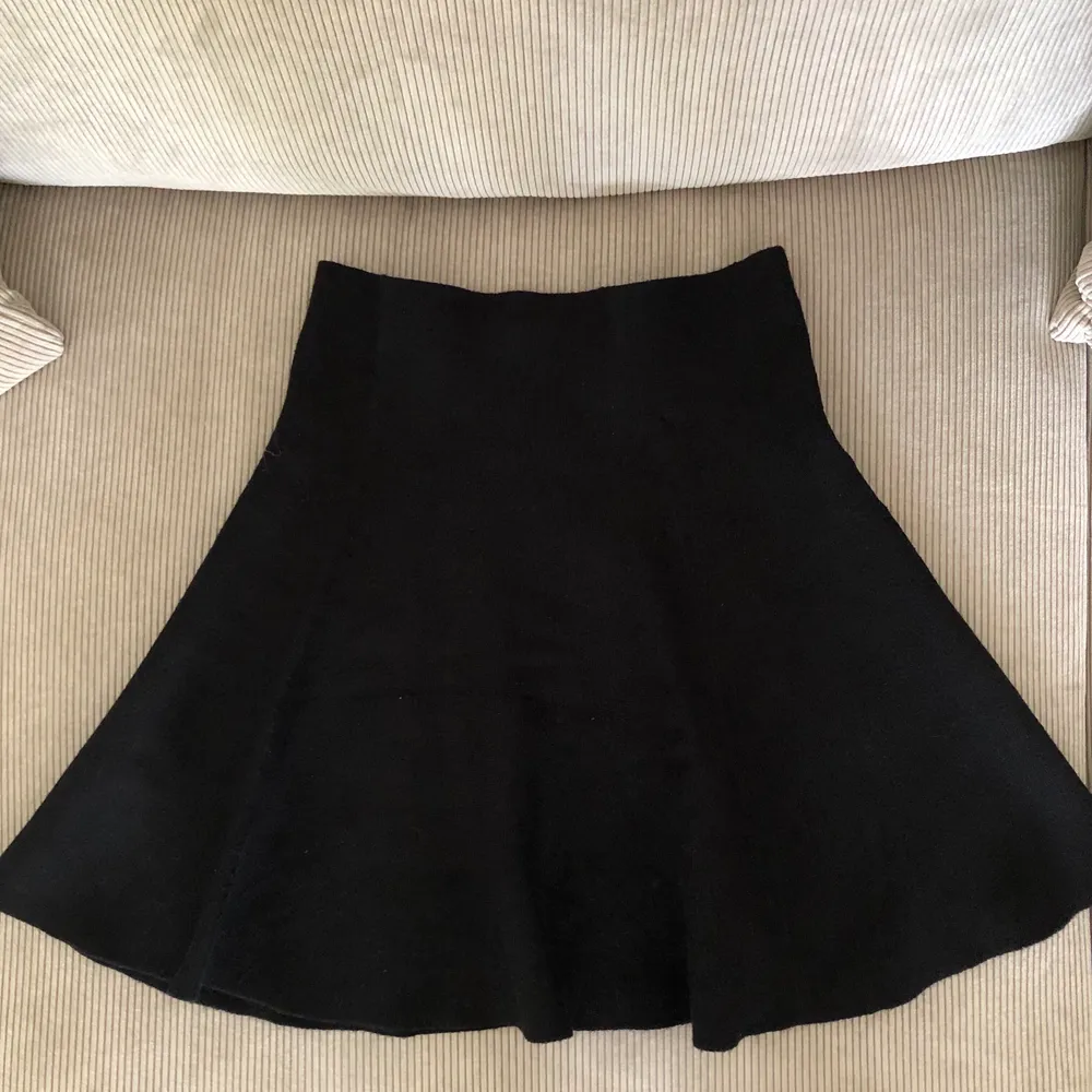 Mycket fin svart kjol från Vero Moda storlek M. Klockad- modell. Sällan använd, alltså i bra skick. Nypris 349kr. Fraktkostnad tillkommer💕. Kjolar.