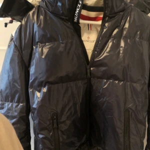Moncler - Äkta Moncler vinterjacka, unik modell ski alpin i storlek (56-58) XXL, den är i nyskick endast använd ett fåtal gånger. Pris 8.000kr