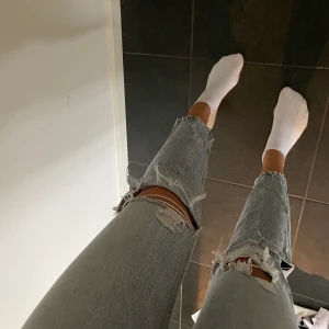 Trendiga jeans från Zara - Snygga jeans från Zara men som tyvärr nu blivit för små för mig. En ljus tvätt med hål och slitningar. Relativt högmidjade i strl 38! Säljer för 200 kr+frakt⚡️