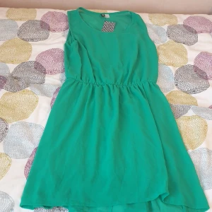 Grön trikå klänning - En mycket gullig frön klänning perfekt för födelsedagar.