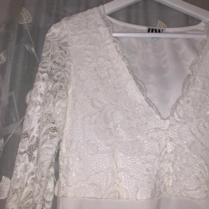 Studentklänning/vit fin klänning - Storlek L. Inga fel med denna, som ny. Använd en gång.