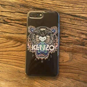 Kenzo skal till iPhone 8+ - Ett fint kenzo skal till 8+ som man kan sätta på tex spegel eller fönster tåligt också 