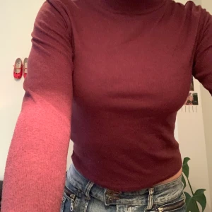 Lila polo lång tröja - Lila ”ish” långärmad ribbad polo tröja från mango 🥭  mycket fin tröja använd fåtal gånger 