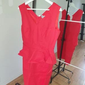 Röd klänning m volang - Röd festfestklänning v ringad rygg m volang i midjan aldrig använd tag på