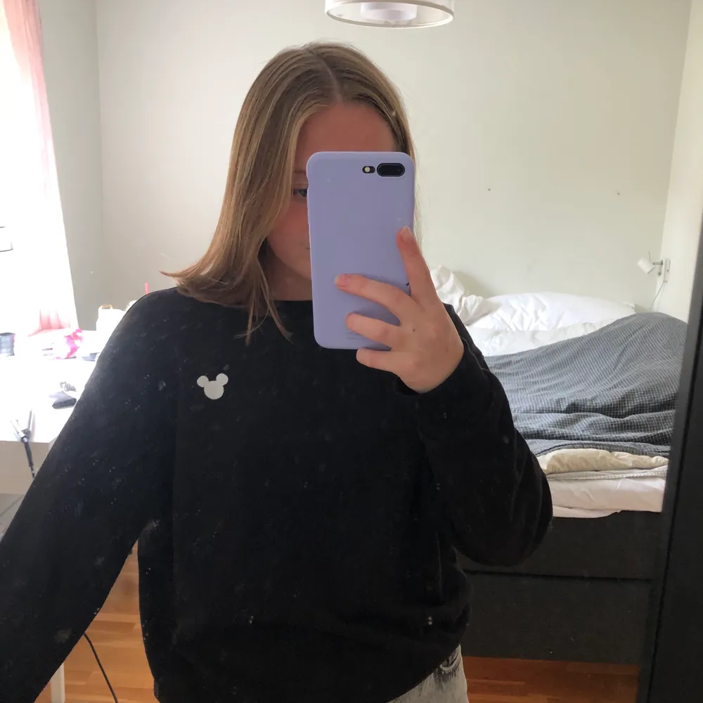 En svart basic sweatshirt med ett litet vitt ”Musse pigg” märke ovanför ena bröstet. Sitter väldigt bra och skönt. Jag säljer då den inte kommit till så stor användning. Tröjor & Koftor.