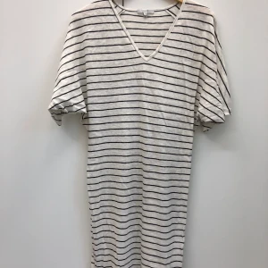 Strandklänning/sommarklänning från House of Dagmar - Aldrig använd har dock inte lappen kvar. Den är lite oversized och passar perfekt för stranden eller på sommarn! Köparen står för frakt :)