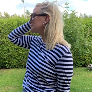 Randig tröja - Randig långärmad tröja i svart och vitt! Passar till jeans. Använd några få gånger. Köpare står för frakt 