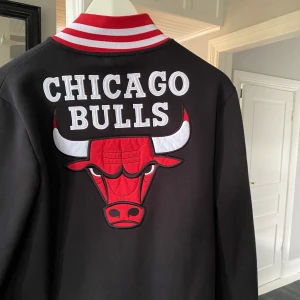 Chicago bulls varsity jacka/tröja - Inte kommit till användning men jättesnygg, stl xs men. Köparen står för frakt! Sitter lite oversized på mig som är en S! Eftersom att många var intresserade så kör vi budgivning, buda i kommenteraren! Buda bara om ni vill köpa!!☺️