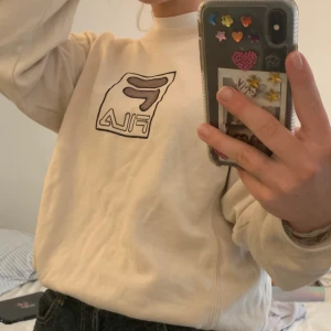 fila sweatshirt - (FÖRST TILL KVARN)                                                Fila sweatshirt köpt från humana för något år sedan! jag är 170cm lång och väger runt 65kg, jag är storlek medium/ small i typ allt.                                                     