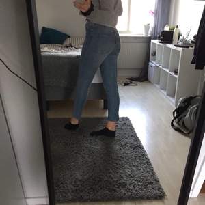 Nya fina jeans, endast testade. Säljer pga de är för små för mig. Jag är ungefär 172 cm lång. Köpta för 349kr. Pris kan diskuteras. Köpare står för frakt. 🥰