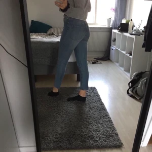 Cheap monday ljusblåa ”raka”  jeans  - Nya fina jeans, endast testade. Säljer pga de är för små för mig. Jag är ungefär 172 cm lång. Köpta för 349kr. Pris kan diskuteras. Köpare står för frakt. 🥰