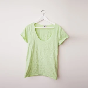  - T-shirt från asos. Urringad. I väldigt bra skick då den endast är testad.