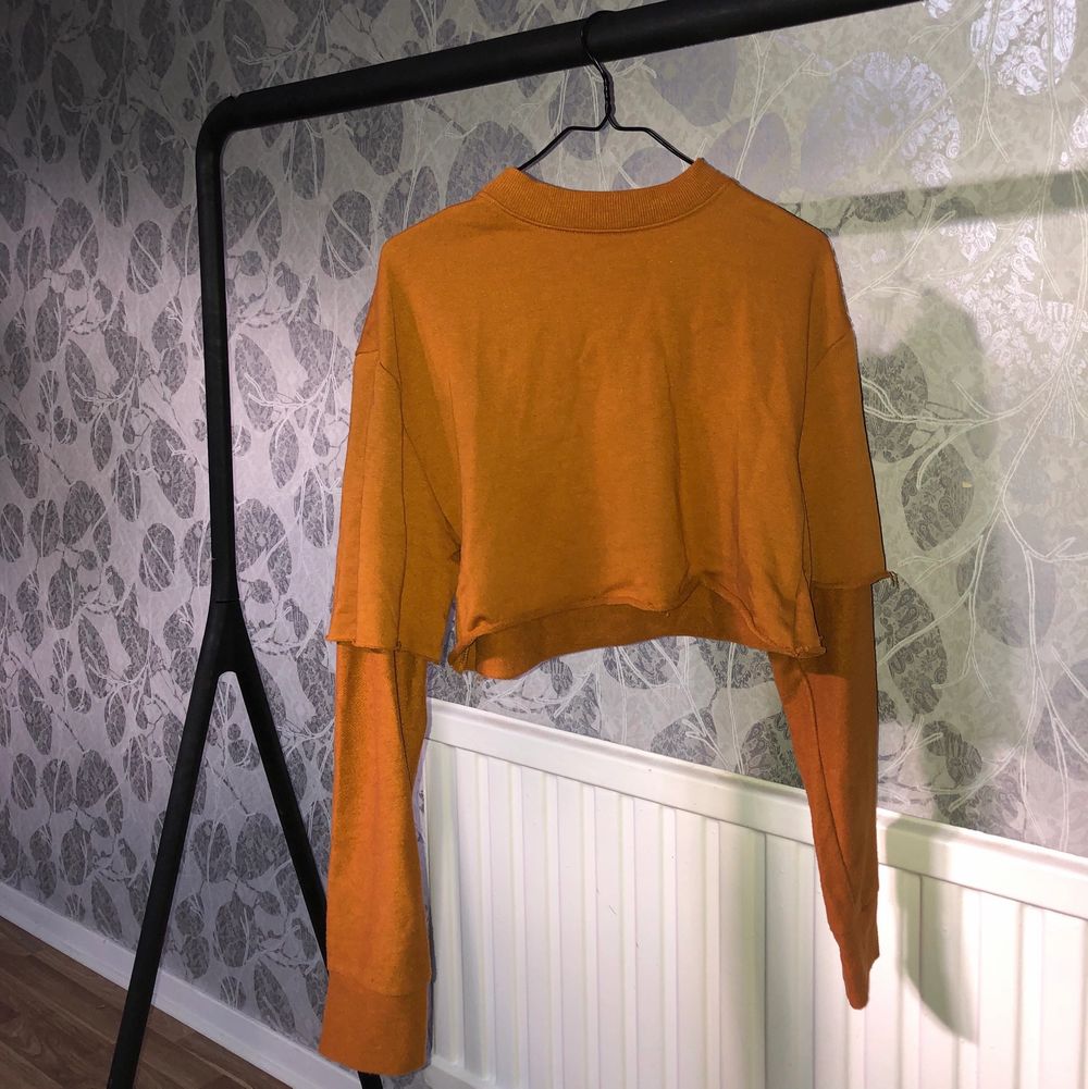 Skitnsygg croppad tröja i en skitsnygg färg, perfekt till hösten! 🍂 . Tröjor & Koftor.