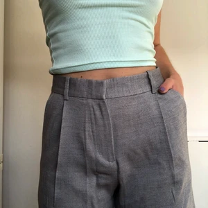 Gråa kostymbyxor  - Gråa vida kostymbyxor från Monki strl 36 men passar även strl 38 🖤 Går ner till anklarna, aldrig använda