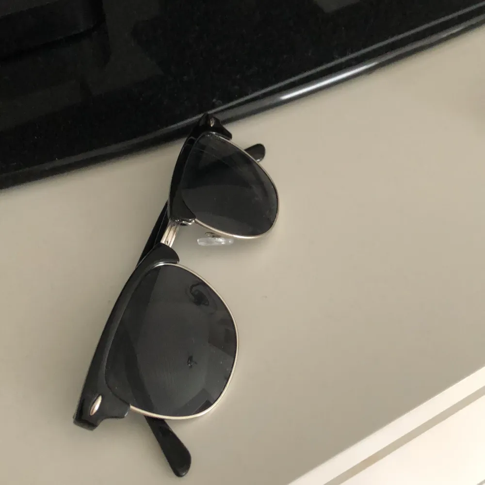 Svarta solglasögon med silver detaljer . Accessoarer.