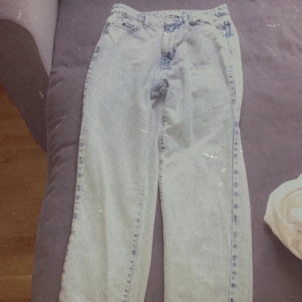 Mom jeans från Gina, bra skick, används fåtal gånger , ( säljes på grund av att dem bara ligger i garderoben ) Storlek 34, köptes för 500. Jeans & Byxor.