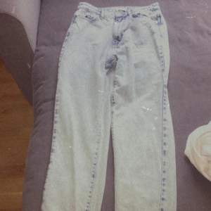 Mom jeans från Gina, bra skick, används fåtal gånger , ( säljes på grund av att dem bara ligger i garderoben ) Storlek 34, köptes för 500