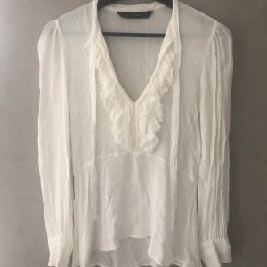 Blus från zara - Super fin och gullig blus från zara🤍 10/10 i skick. Frakt tillkommer:)