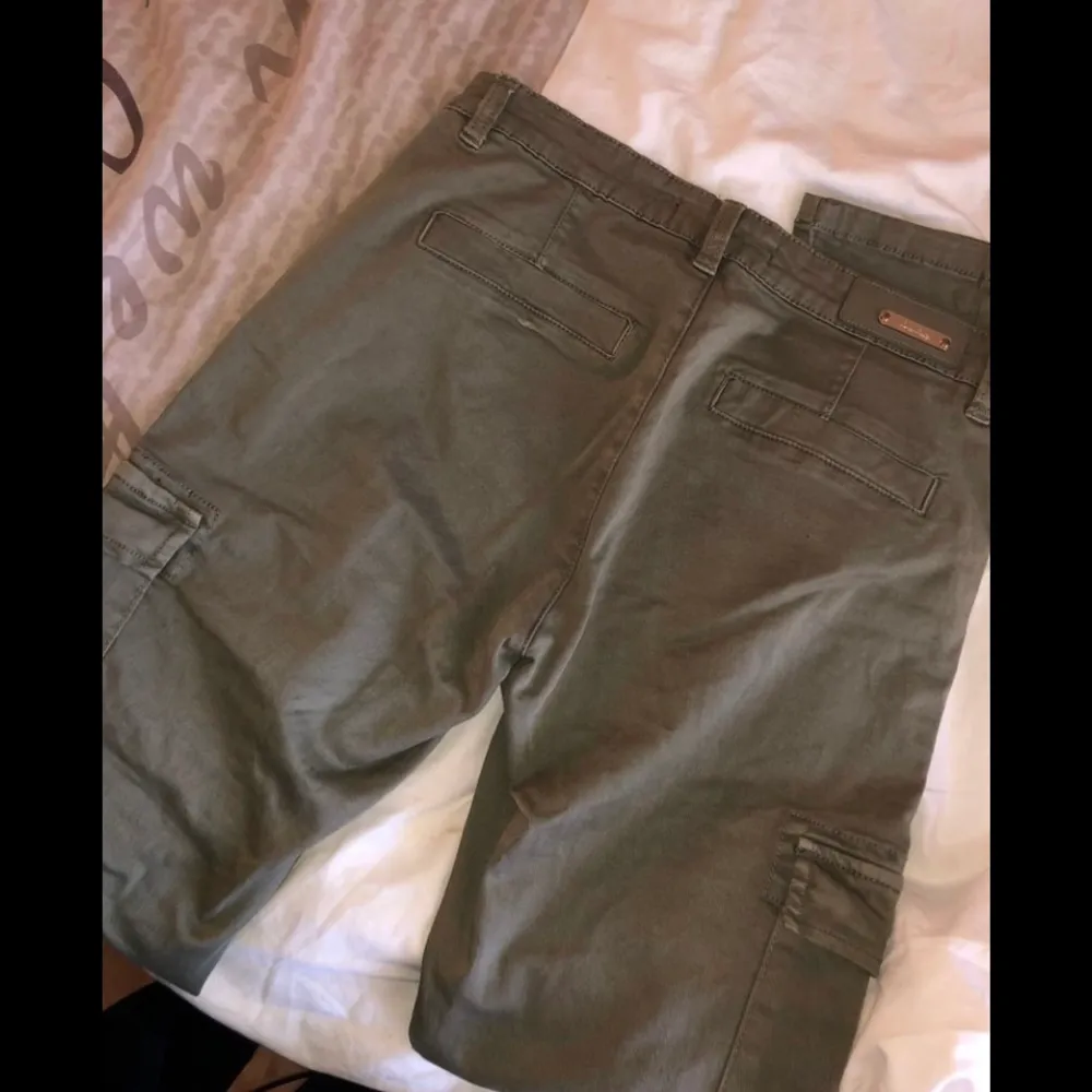 Cargo pants från New yorker. Knappt använda. Mitt pris: 100kr inkl frakt. Jeans & Byxor.