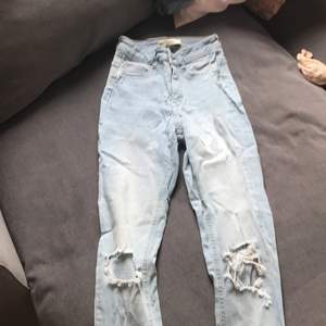 Håliga jeans storlek S ( använd några gånger ) Ny pris 300kr mitt pris 100 inklusive frakt
