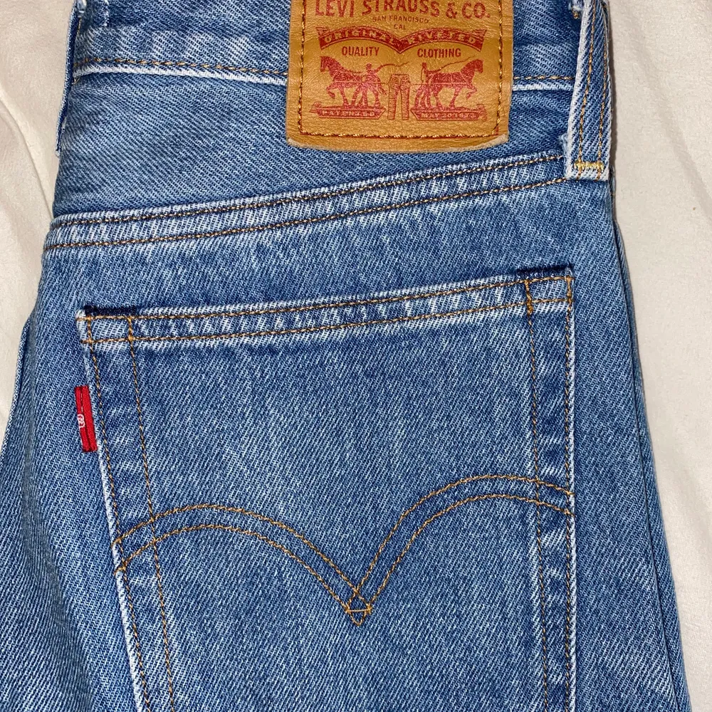 Säljer pga har blivit för små:( Fint skick, är köpta för 1199 kr. Är vanligt vis S/w27 i jeans. Passar längden på mig som är 160:)köpare står för frakt. Jeans & Byxor.