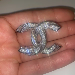 CHANEL BROUSH - ⭐️INTESSTEKOLL⭐️ Säljer min fina broush använt sparsamt tagit väljand och är i nyskick. Finns stämpel på baksidan och är full av strass. Endast seriösa köpare. Går att hämta på plats eller fraktas . Jag står för frakten. Nypris:5000-7000kr eftersom jag inte har kvittot kvar säljs denna billigare. 