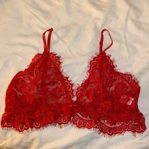 Spetsbh - Skitsnygg röd spetsbh från NA-KD i storlek XL men den är liten i storleken så den är mer i L/M. Säljes för 130kr inkl frakt🥰