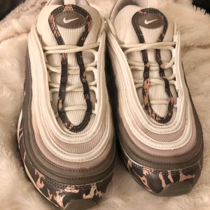 Nike Air Max 97 - Säljer ett par Nike Air Max 97 animal print, storlek 40. De är knappt använda och är i gott skick då jag köpte fel storlek.   Nypris: 1900 Säljer för: 600 (pris kan diskuteras) 💗      