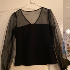SHEIN blus - Superfin blus liknande tröja från SHEIN, knappt använd! Storlek M men passar även S då den är lite tajt i modellen. Säljer för 130kr inkl frakt🥰🌟