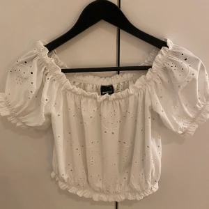 Söt topp - Säljer denna söta topp från Gina Tricot🦋Helt oanvänd och ny! Nypris 200🥰