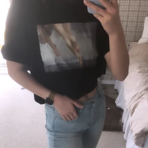 t-shirt från nakd  - Svart t-shirt från nakd med en målning som tryck, super mjukt material. Möts i norrköping eller fraktar för 29kr 🦋