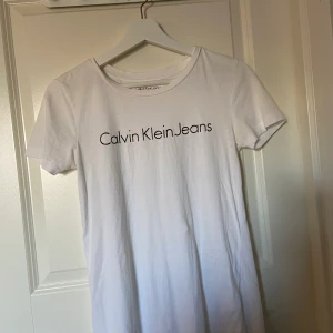 Vit Calvin Klein t-shirt - Knappast använd.
