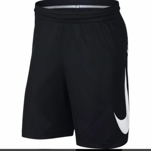Nike shorts  - Svarta träningsshorts från Nike, aldrig använda (prislapp kvar). Originalpris 250kr! Har fickor och snörning 🥰