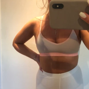 Sport BH - En fin sport bh, säljes på grund av kommer ej till användning längre. Storlek XS men passar även S, köpt på Gina Tricot.  Köparen står för frakt.