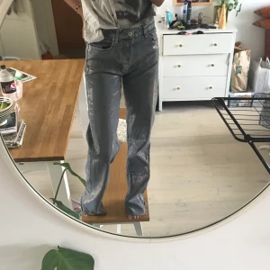 Regnbågsskimrande jeans från Zara - Regnbågsfärgade Jeans från Zara i storlek 36 som ej finns att köpa längre. Intressekoll, så buda. Något utvättade. Kan mötas upp i Stockholm annars står köpare för frakt.
