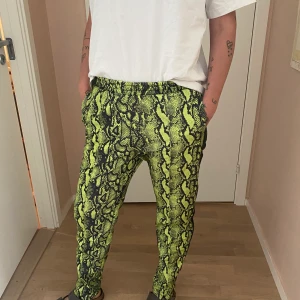 As balla byxor från Junkyard - Neon snake byxor. Knappt använda! Köparen står för frakt! 