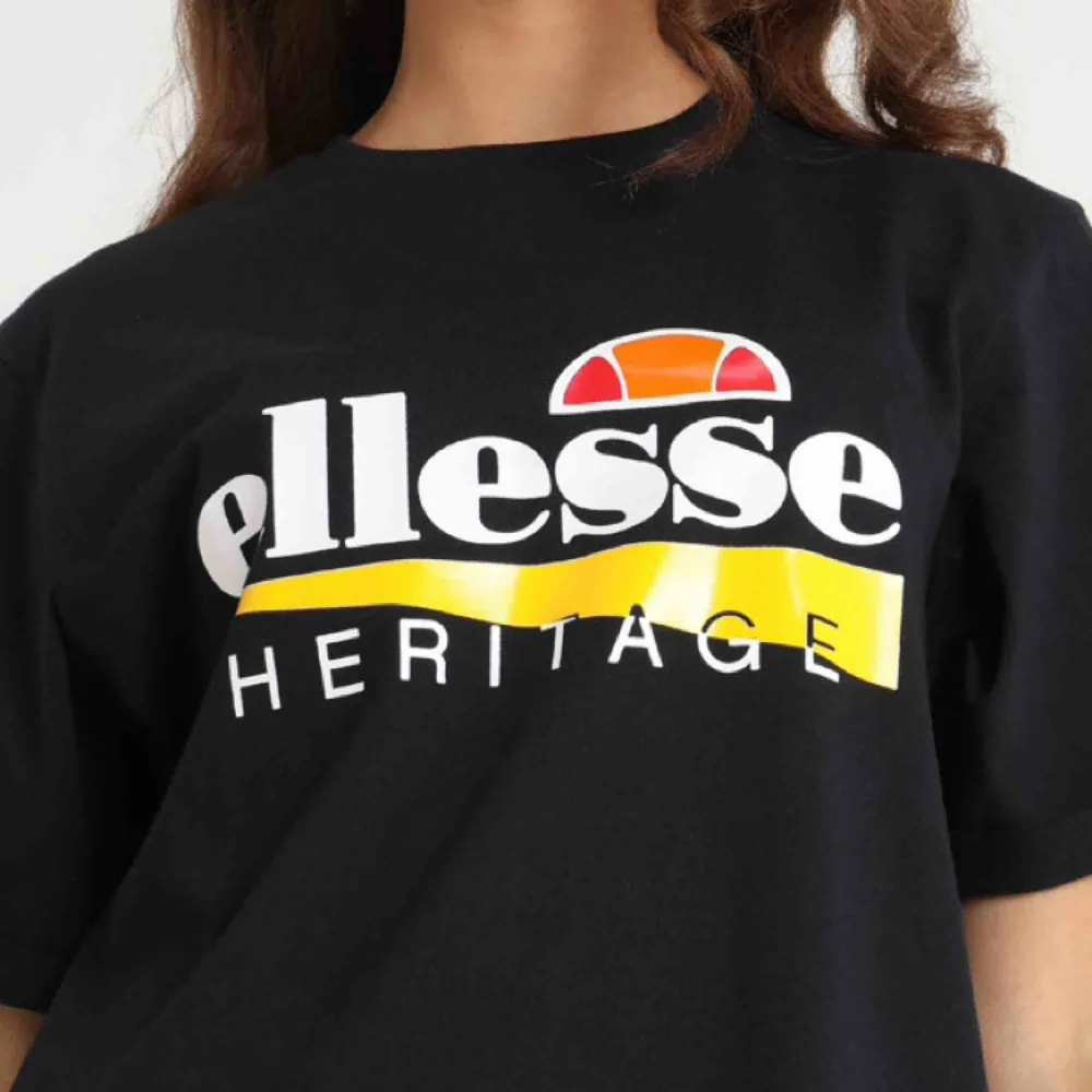 Asball tshirt-klänning från Ellesse! Helt oanvänd och prislappen kvar, köptes för 499kr.. Klänningar.