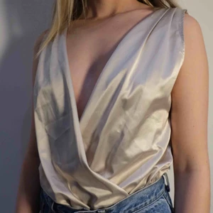  - Beige body i glansigt material från Zara. Helt ny och oanvänd alltså i perfekt skick!