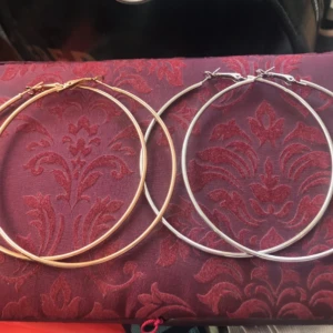  - Creoler som ej kommer till användning. 1par guldiga och 1par silvriga. Båda för 40:- Frakt: 9:-