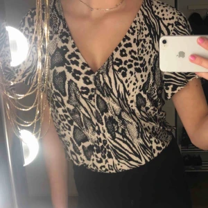  - Super fin svart och beige top som endast är använd 1 gång🥰