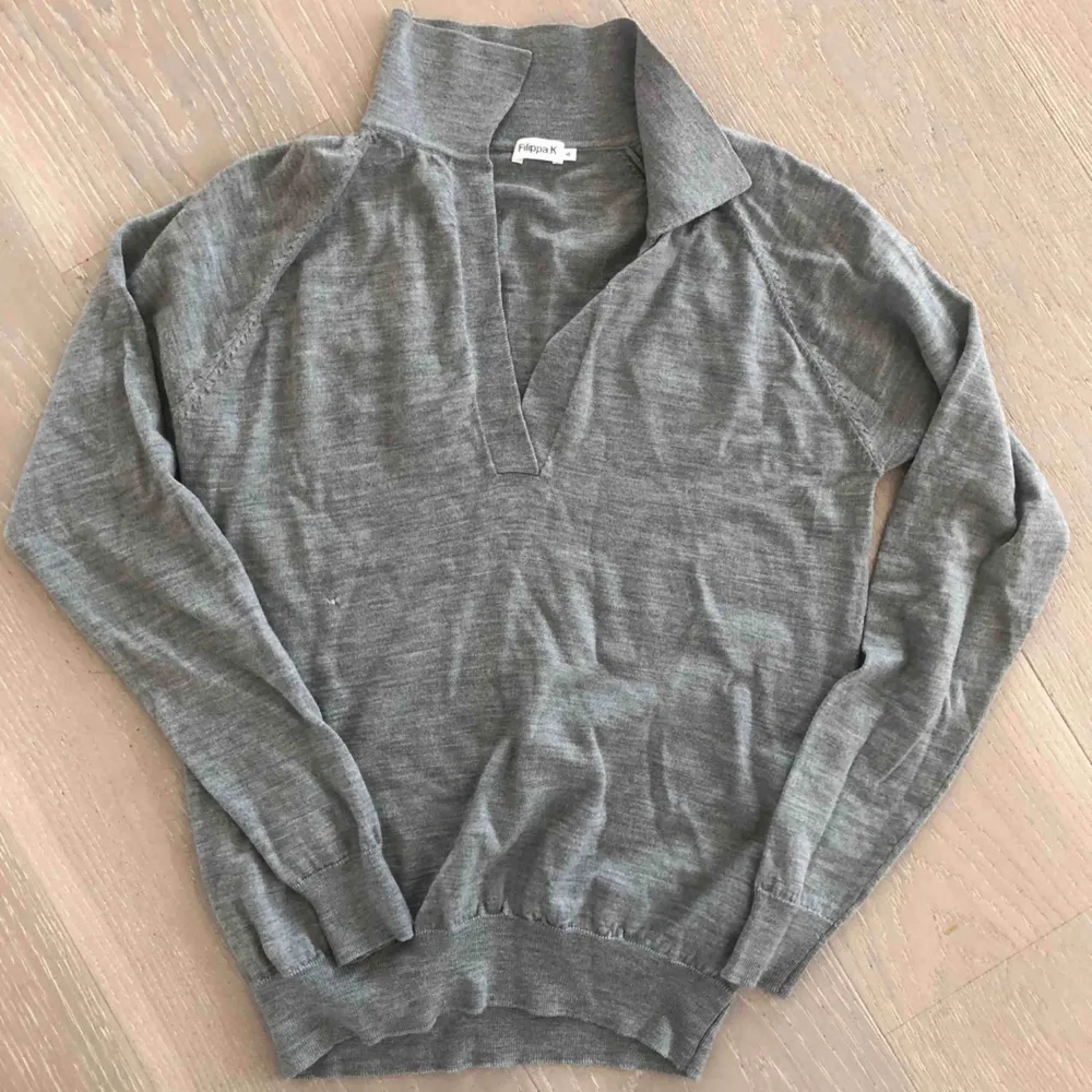 Superfin tröja från Filippa k i merino ull. Denna tröja är i perfekt skick. Har dock fått ett litet hål som är sytt på ett korrekt sätt. Syns inte vid användning . Stickat.