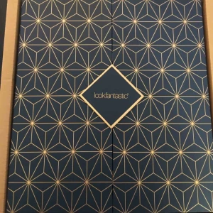  - Det är inte originalprodukterna från kalendern som medföljer utan det är en blandning av produkter från olika boxar.  Smink och hudvårdsprodukter. Allting är självklart oanvänt!  Märken som icon, sleek, Bellapierre, benefit, nyx, bobbi Brown mm