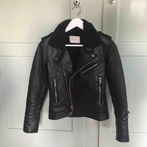  - Fodrad skinnjacka från Deadwood. Nypris 3999:-. Fint skick, knappt använd. Märkt som en 36:a men liten i storleken. 