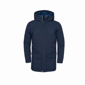  - En vinterjacka från kvalitetsmärket Sail Racing. Helt fint skick helt utan defekter. Jackan tillhörde herravdelningen men passar lika fint på både män och kvinnor.   Färg: Navy Storlek: Medium  Nypris i butik: 4000:-