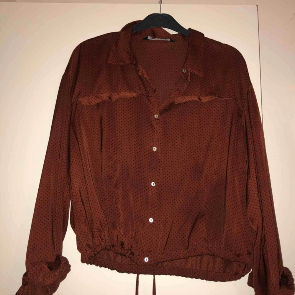 Finfin prickig skjorta från Zara i silkesmaterial med knytning. Använd någon enstaka gång. Möts upp i Stockholm, annars står köparen för frakten :). Skjortor.